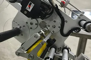 Étiqueteuse automatique en ligne pour surfaces planes