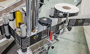 Étiqueteuse automatique pour bouteilles rondes