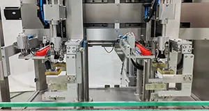 Remplisseuse-boucheuse automatique à suivi de contenant