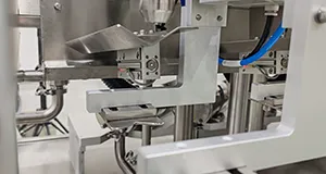 Remplisseuse-boucheuse automatique à suivi de contenant