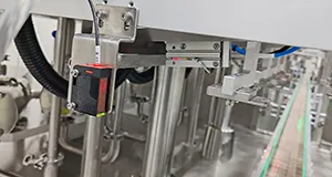 Remplisseuse-boucheuse automatique à suivi de contenant